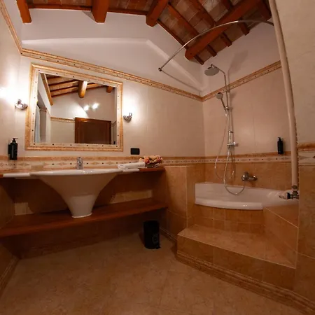 La Valle Dei Laghi Apartment *